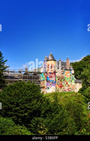Il Castello di Kelburn è stato dipinto in brillanti graffiti brasiliani a Fairlie, nel Nord Ayrshire, in Scozia. Foto Stock