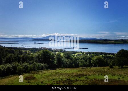 Vista di Cumbrae, Little Cumbrae, Bute e Arran dalla costa occidentale della Scozia. Foto Stock