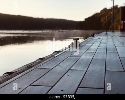 Superficie del pontile del fiume Fal Foto Stock