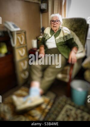 Titolare di pensione di vecchiaia che vive in modo indipendente a casa di 90 anni Foto Stock