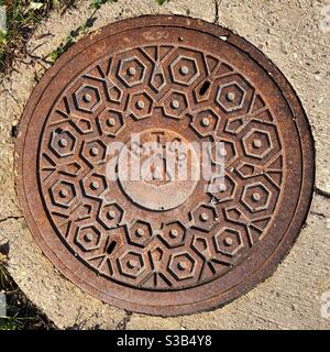 Copertura di tombino sulla linea di comunicazione a Renfrew, Ontario, Canada Foto Stock