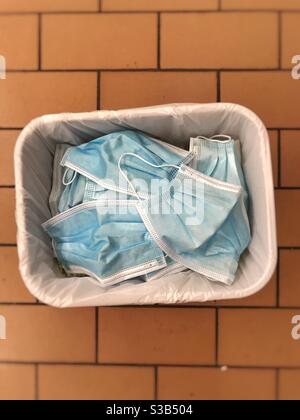 Cestino pieno di maschera monouso Foto Stock