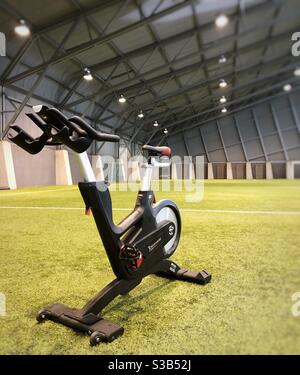 Moto da spinning su un campo di calcio al coperto Foto Stock