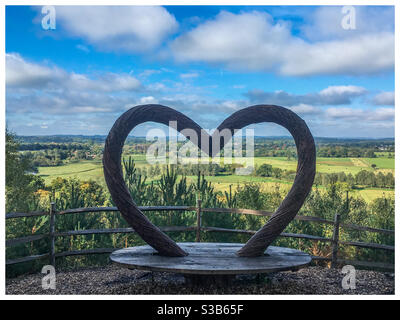 Amando la vista. La vista sulla Avon Valley sull'Hampshire, presa dal sito del Sandy Balls Holiday Park nella New Forest. Foto Stock