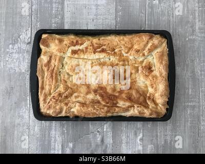 Torta di pollo e verdure su sfondo di legno Foto Stock