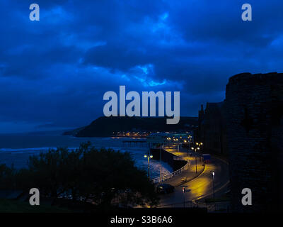 Aberystwyth, Galles occidentale, Regno Unito. Venerdì 13 novembre 2020. Tempo: Un Bluehour stupefacente riempie i cieli di Aberystwyth vicino al castello che domina la città. Credito fotografico ©️Rose Voon / Alamy Live News. Foto Stock