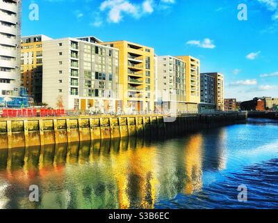 Riflessioni di nuovi appartamenti costruiti a Greenwich. Foto Stock