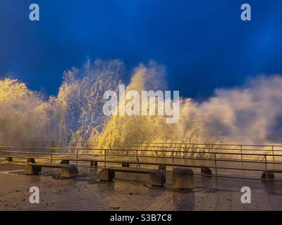 Aberystwyth, Galles occidentale, Regno Unito. Domenica 15 novembre 2020. Notizie: Tempesta batte Aberystwyth pareti del mare con enormi tessiture. Credito fotografico ©️Rose Voon / Alamy Live News. Foto Stock