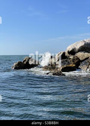 East Pass molo roccioso con onde che si infrangono sul Golfo Del Messico acqua Florida Foto Stock