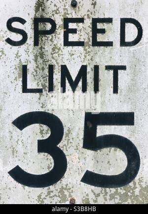 Cartello Weathered 35 mph Speed Limit su City Street USA Foto Stock