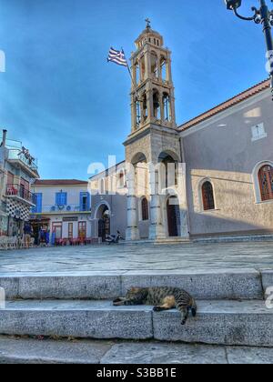 Posto auto di fronte alla Cattedrale dei tre Gerarchi nella città di Skiathos. Foto Stock