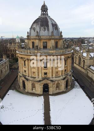 Radcliffe Camera, Oxford, Regno Unito nella neve. Vista dalla cima della torre della Chiesa Universitaria Foto Stock