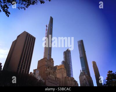 Silhouette di grattacieli altissimi nel centro di Manhattan vicino al Central Park, New York, USA Foto Stock