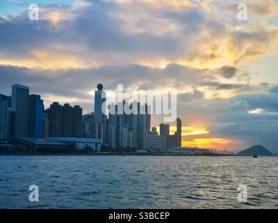 Tramonto sulla città di Kennedy a Hong kong. Foto Stock
