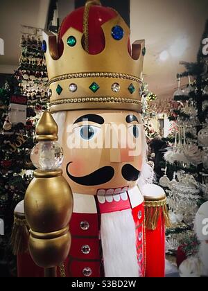 Ornamento giocattolo soldato nutcracker nel vicolo di festa presso il negozio di bandiera Macy's a New York City, Stati Uniti Foto Stock