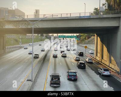 LOS ANGELES, CA, 2020 AGOSTO: Vista dal ponte del centro città, guardando verso il basso il traffico sulla CA-101 e US-110 interscambio superstrada in centro, al tramonto Foto Stock