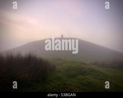 La cima della montagna Garth avvolta nella nebbia, Cardiff, Galles del Sud a fine novembre. Foto Stock