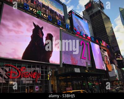 Cartelloni elettronici giganteschi illuminano Times Square a New York City, USA Foto Stock