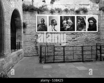 Mostra fotografica di ritratti marocchini, Les Baux-de-Provence, Francia. Foto Stock