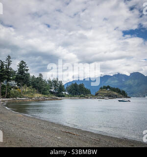 Spiaggia sull'isola Bowen che guarda ad Howe Sound, British Columbia, Canada Foto Stock
