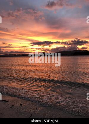 Tramonto dall'Isola di Naka al largo dell'Isola di Phuket in Thailandia. Il turismo è estremamente basso con solo i viaggi nazionali. I viaggi internazionali sono inesistenti creando spiagge e resort vuoti. Foto Stock