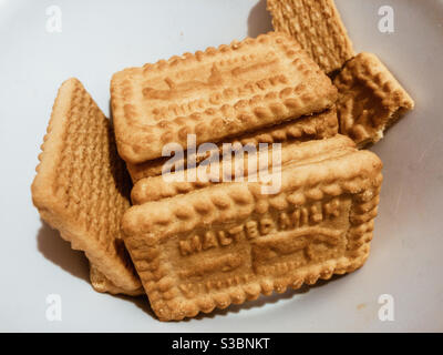 Una pila di biscotti al latte malato in un recipiente. Foto Stock