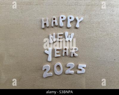 Felice anno nuovo 2025 con lettere e numeri in legno Foto Stock