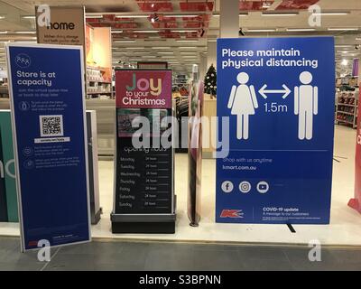 Si prega di mantenere l'insegna di distanza fisica presso un negozio Kmart presso il centro commerciale Broadway a Sydney, Australia durante la pandemia del Covid-19 (coronavirus). Foto Stock