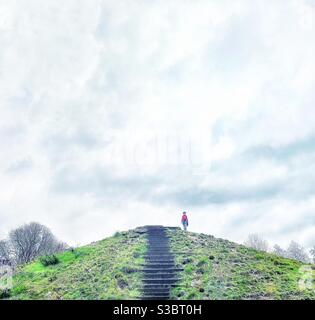 Bambino su una collina Foto Stock