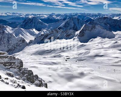 Vista dalla montagna tedesca più alta Zugspitze (2962m). Foto Stock