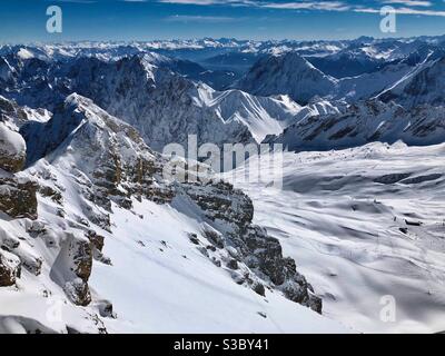 Vista dalla montagna tedesca più alta Zugspitze (2962m). Foto Stock