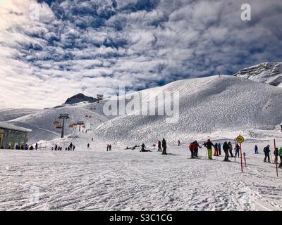 Pista di risalita in cima a Zugspitze, la montagna più alta della Germania. Foto Stock