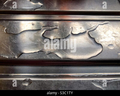 Acqua su un piano di drenaggio in cucina. Foto Stock