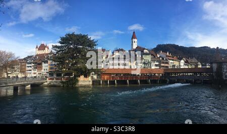 Panorama storico città Thun con Aare fiume, Svizzera Foto Stock