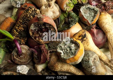 Rotolare frutta e verdura in un mucchio Foto Stock