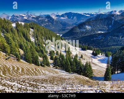 Vista alpina dal monte Wallberg (1722 m) nelle Alpi Bavaresi, Germania. Foto Stock