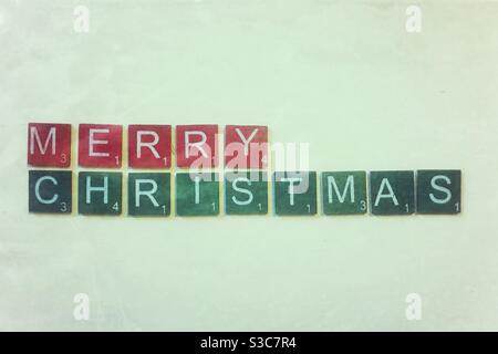 Piastrelle di legno verde e rosso che scrivono Buon Natale. Foto Stock