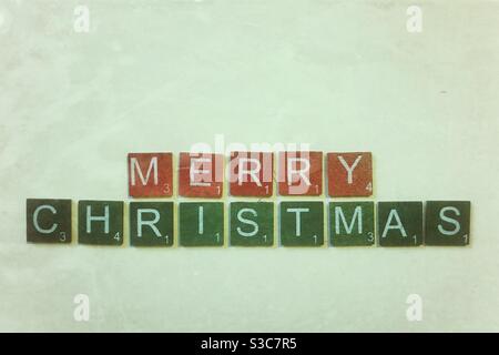 Piastrelle di legno verde e rosso che scrivono Buon Natale. Foto Stock