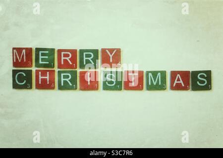 Piastrelle di legno verde e rosso che scrivono Buon Natale. Foto Stock