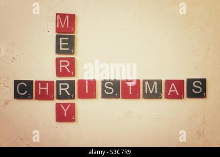 Piastrelle di legno verde e rosso che scrivono Buon Natale. Foto Stock