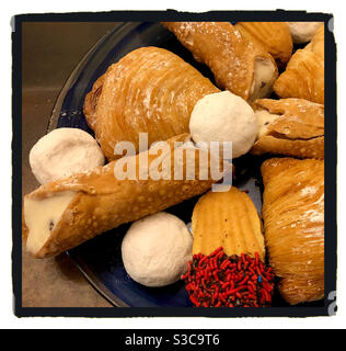 Una varieta' di pasticceria Italiana che include canoli, Sfogliatella e altri piatti favoriti. Foto Stock