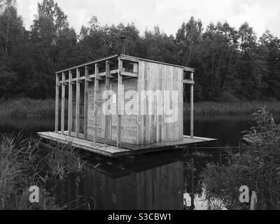 Una sauna casa galleggiante nel fiume Foto Stock