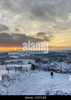 Blocca il tramonto su Ilkley Moor mentre cammini nella neve Guisley, West Yorkshire Foto Stock