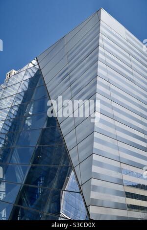 Edifici in vetro e acciaio di architettura modernista ad angoli interessanti Manhattan, New York Foto Stock