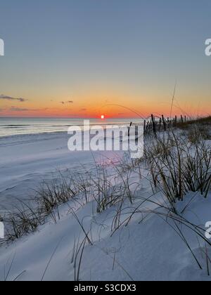 Tramonto dorato sulla spiaggia di sabbia bianca della Florida Foto Stock