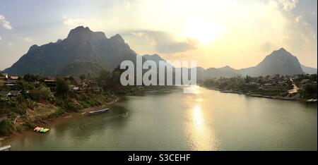 Vista sul fiume Mekong dal ponte di Nong Khiaw Laos Foto Stock