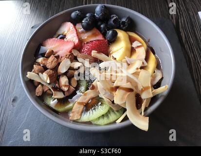 Acai biologico, frutta tropicale fresca e ciotola per la colazione chia Foto Stock