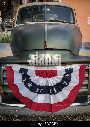 Antico camion GMC con bunting bandiera americana, Amelia Island, Florida Foto Stock