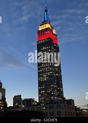 L'Empire state Building è illuminato in bianco e blu patriottico come i colori della vecchia gloria, la bandiera americana, New York City, USA Foto Stock