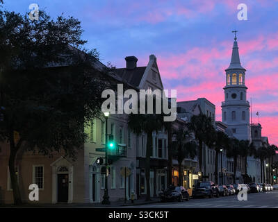 Tramonto su Broad Street nel centro di Charleston, Carolina del Sud, Stati Uniti con il campanile di St. Michael Church sullo sfondo. La Chiesa episcopale è una delle più antiche strutture religiose sopravvissute. Foto Stock